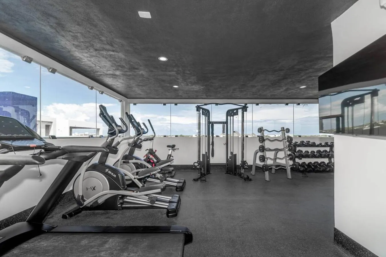 King Suite With Private Balcony, Gym, Rooftop Pool 툴룸