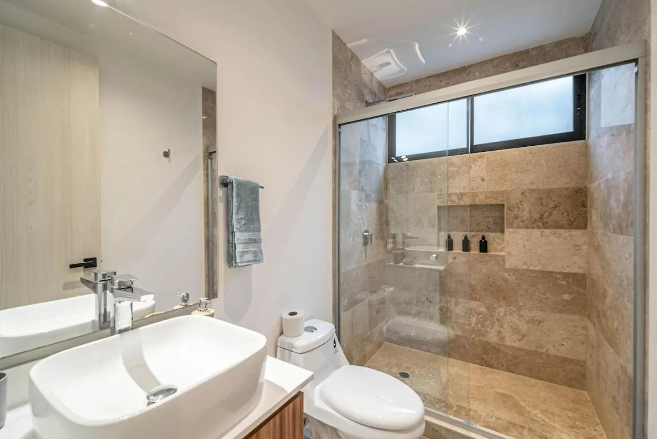 펜션 King Suite With Private Balcony, Gym, Rooftop Pool 툴룸