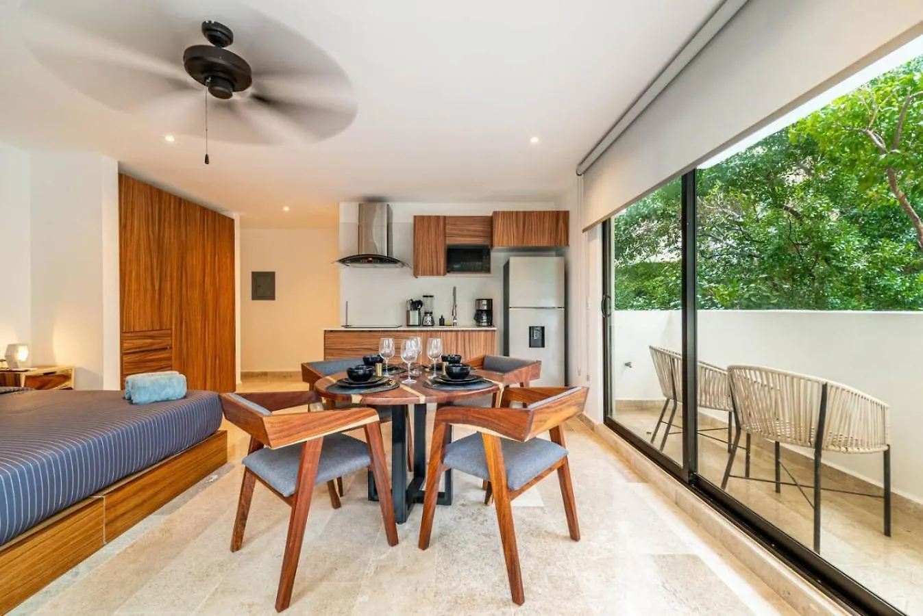 King Suite With Private Balcony, Gym, Rooftop Pool 툴룸 펜션