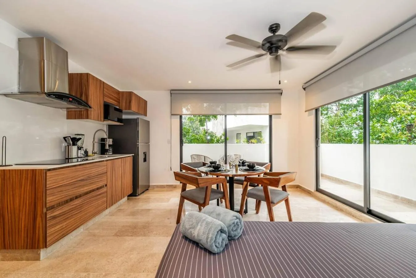 King Suite With Private Balcony, Gym, Rooftop Pool 툴룸
